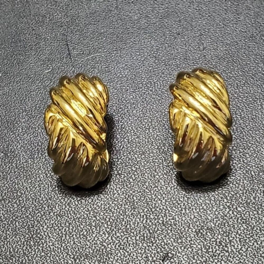 Vintage gold tone clip on earrings